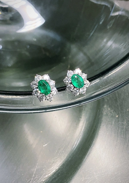 Pendientes Orla SIMONETA en oro blanco de 18K con diamantes y esmeraldas