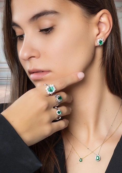 Boucles d'oreilles SIMONETA en or blanc 18K avec rosette de diamants et émeraudes