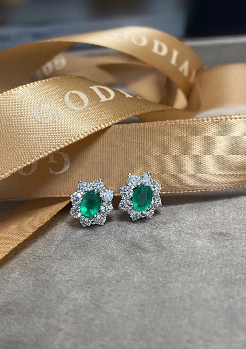 Boucles d'oreilles SIMONETA en or blanc 18K avec rosette de diamants et émeraudes