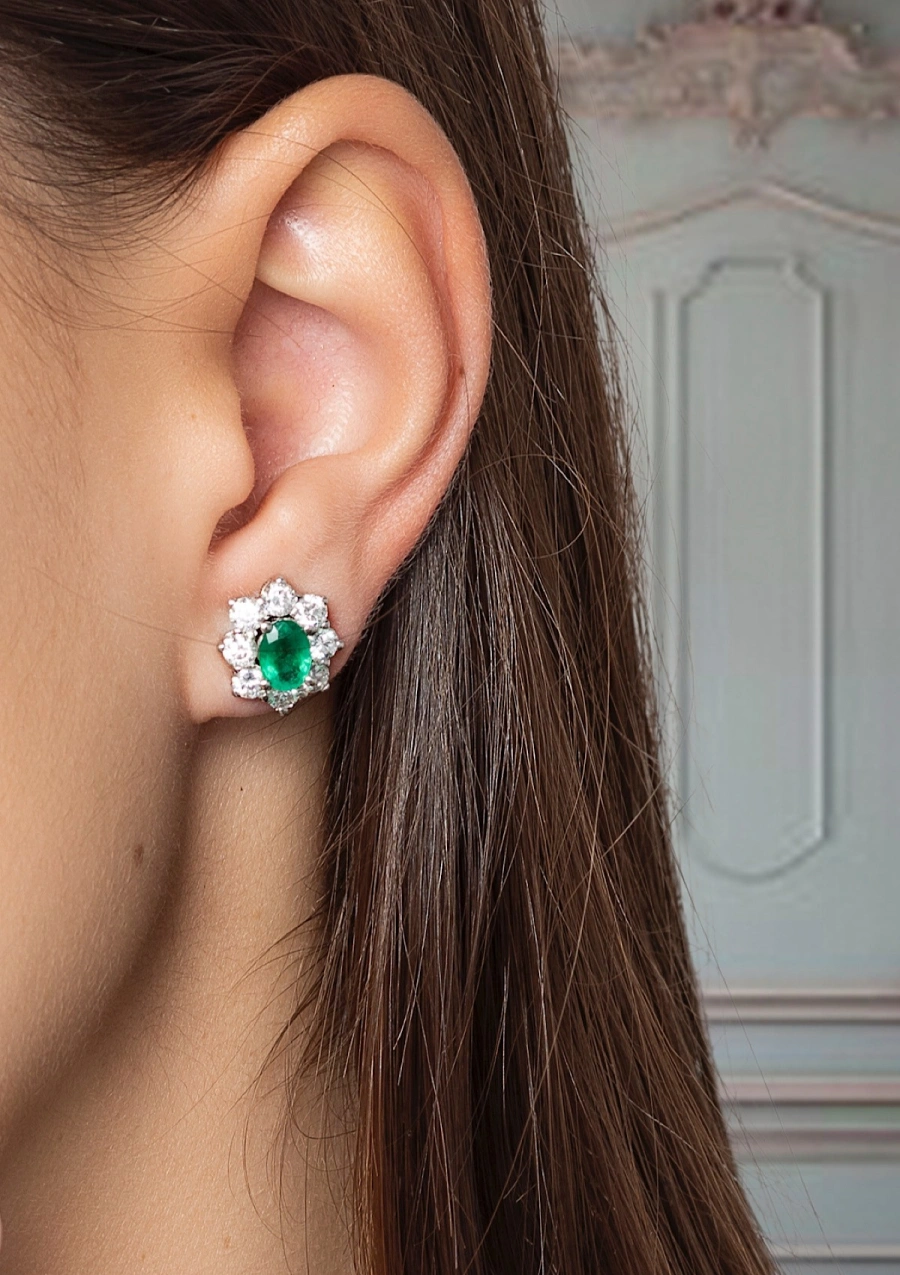Boucles d'oreilles SIMONETA en or blanc 18K avec rosette de diamants et émeraudes