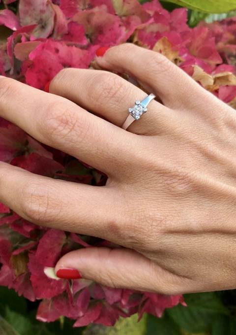 Bague solitaire SARA en or blanc 18K et diamants