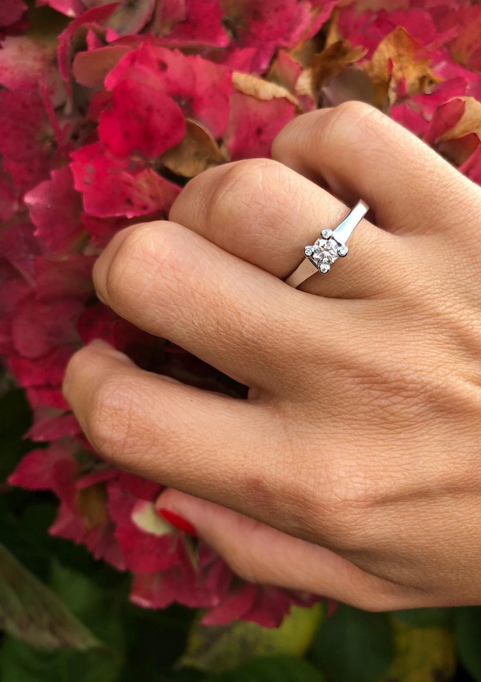 SARA 18K white gold and diamonds engagement solitaire ring.
