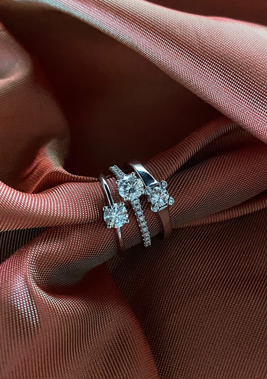 Bague solitaire SARA en or blanc 18K et diamants