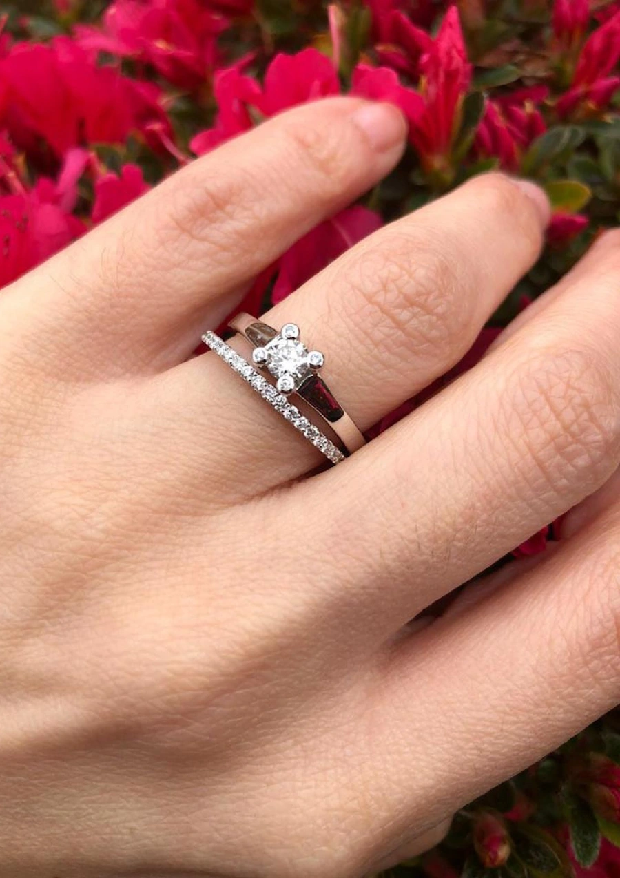 Bague solitaire SARA en or blanc 18K et diamants