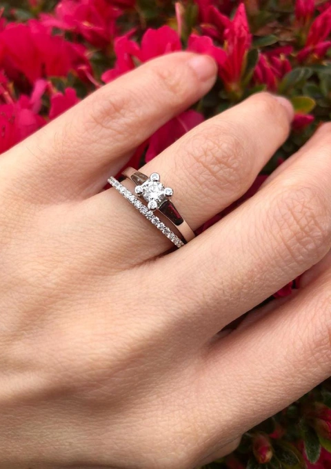 Bague solitaire SARA en or blanc 18K et diamants