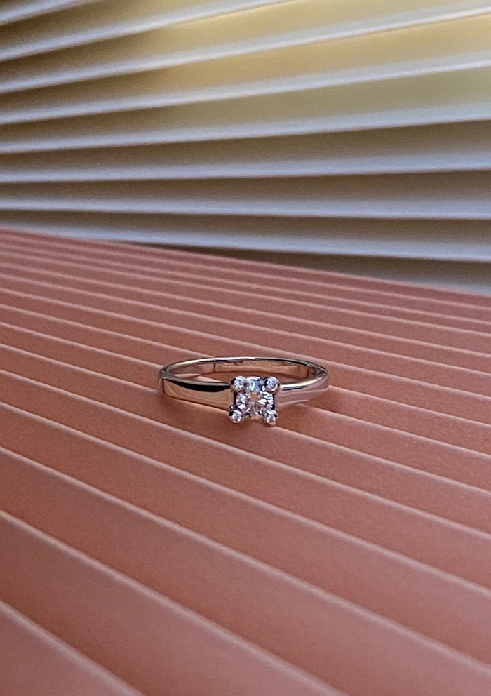 SARA 18K white gold and diamonds engagement solitaire ring.