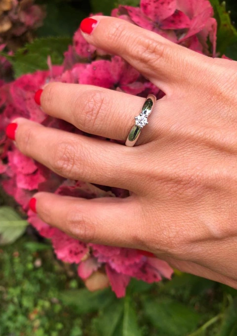 Bague solitaire FINISTERRE en or blanc 18 carats et diamant.