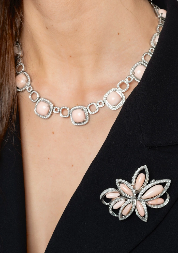 Broche BEVERLY en or blanc 18K avec diamants et coraux.