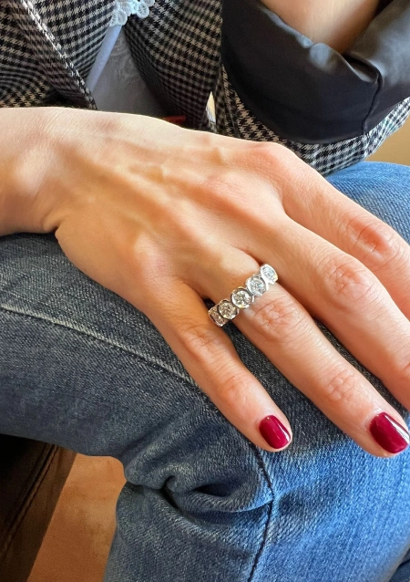 Anillo media alianza CLARA en oro blanco 18K y diamantes|Anillos de Diamantes|Godiam Alta Joyería