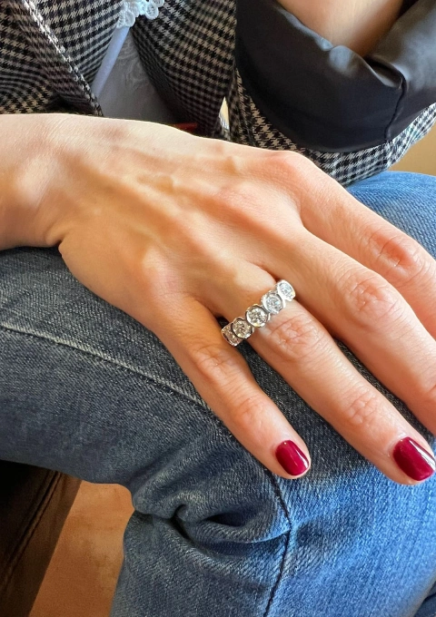 Bague demi alliance CLARA en or blanc 18K et 5 diamants.