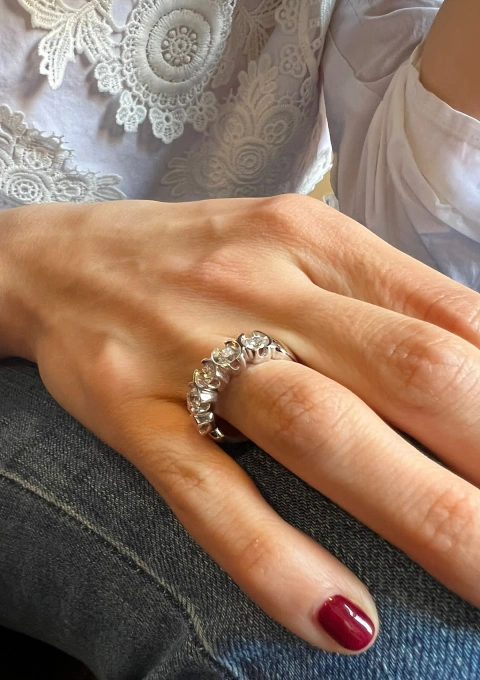 Bague demi alliance CLARA en or blanc 18K et 5 diamants.