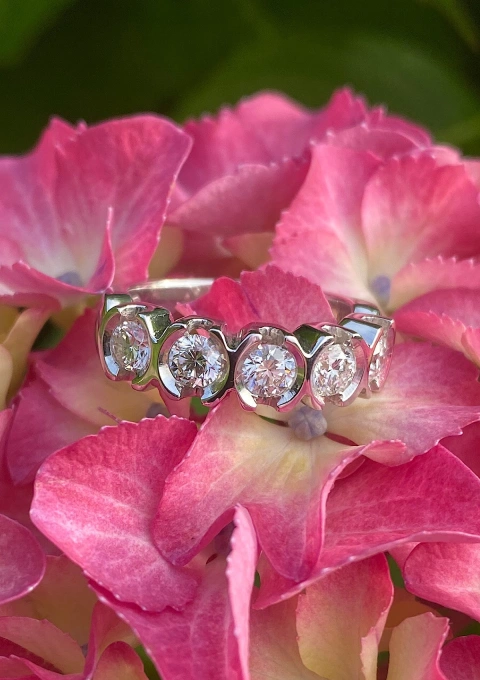 Anel meia aliança CLARA em ouro branco 18K e 5 diamantes.