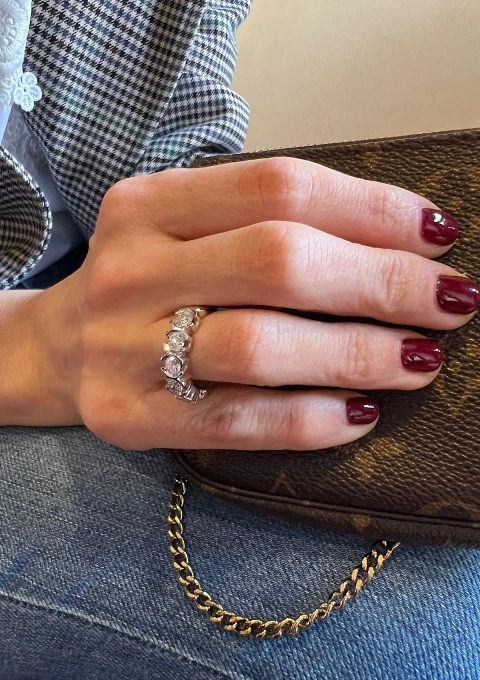 Anel meia aliança CLARA em ouro branco 18K e 5 diamantes.