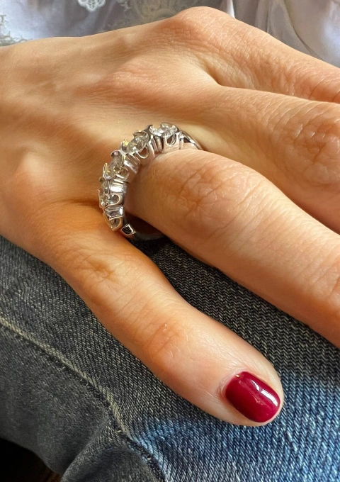 Bague demi alliance CLARA en or blanc 18K et 5 diamants.