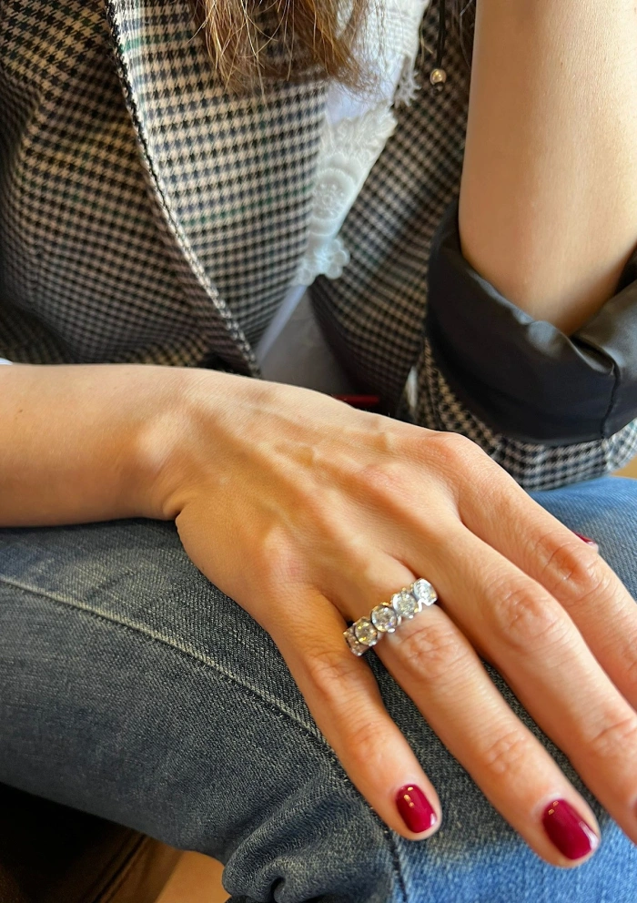 Anillo media alianza CLARA en oro blanco 18K y diamantes|Anillos de Diamantes|Godiam Alta Joyería