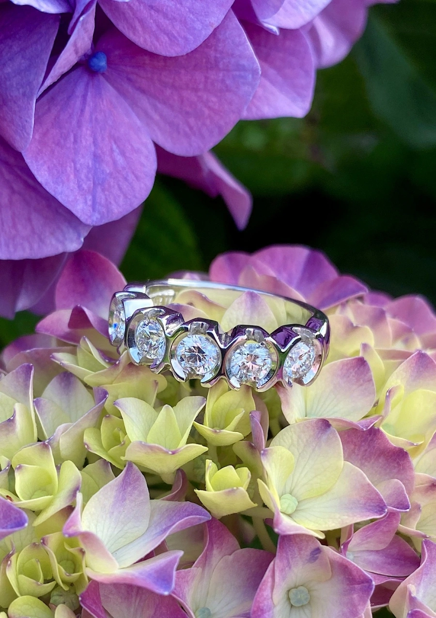 Bague demi alliance CLARA en or blanc 18K et 5 diamants.