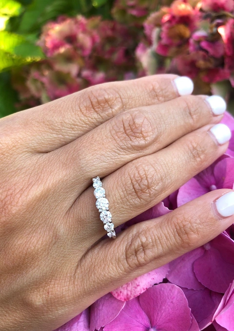 Anel meia aliança MACARENA em ouro 18K e 7 diamantes.