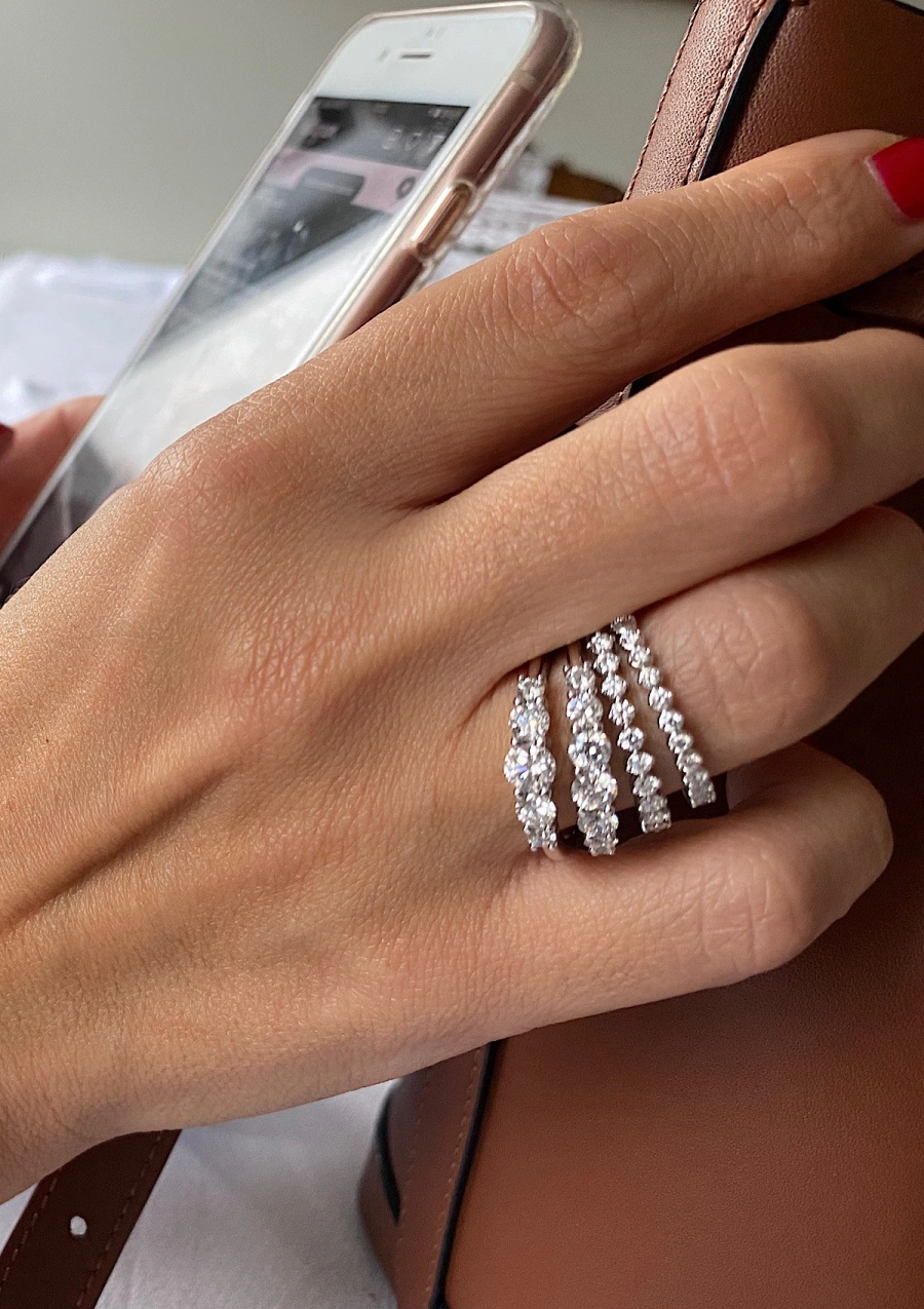 Bague demi alliance MACARENA en or 18K et diamants.