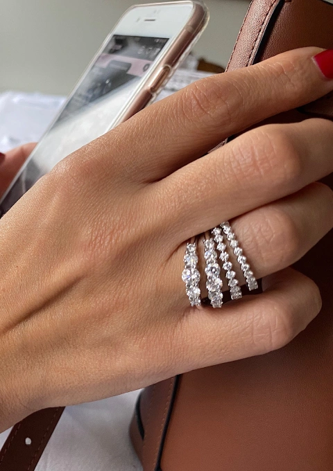 Bague demi alliance MACARENA en or 18K et diamants.