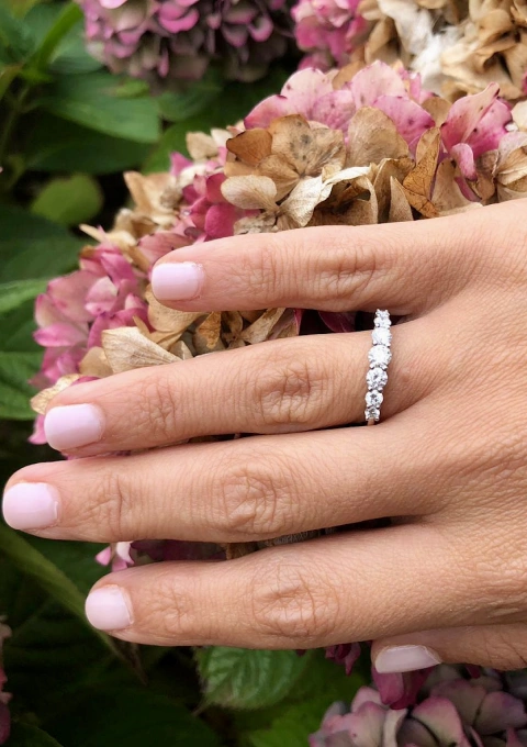 Anel meia aliança MACARENA em ouro 18K e 7 diamantes.