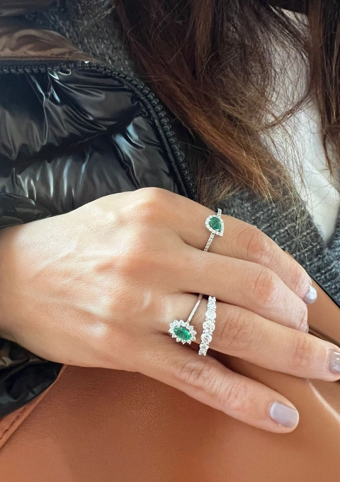 Anel meia aliança MACARENA em ouro 18K e 7 diamantes.