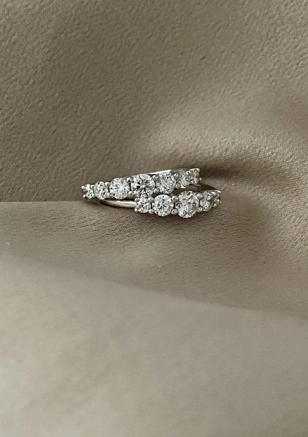 Media alianza MACERENA en oro de 18K y 7 diamantes talla brillante