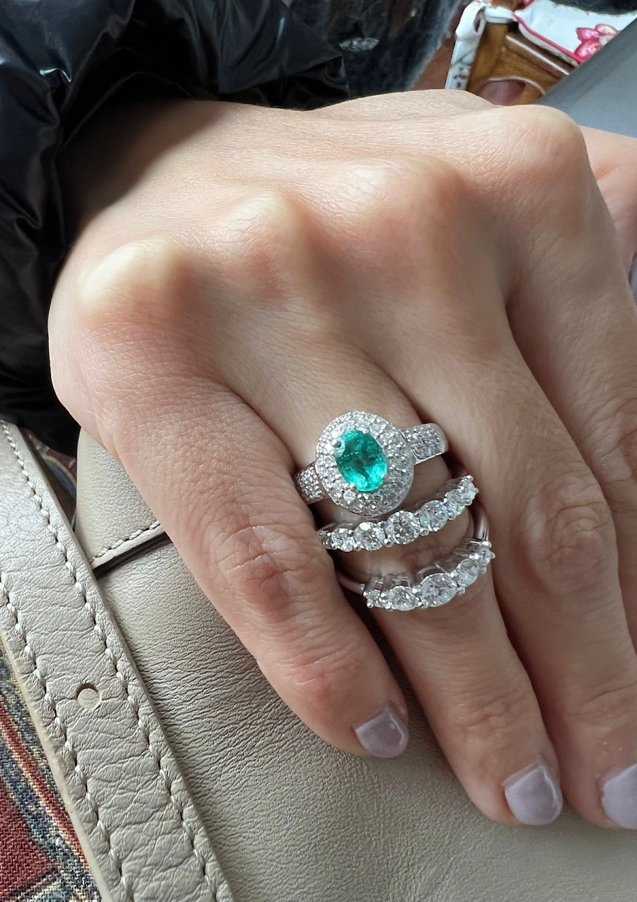 Bague demi alliance MACARENA en or 18K et diamants.