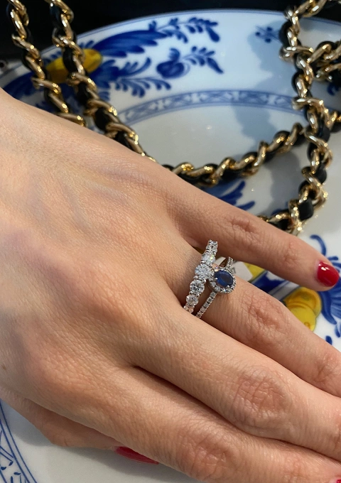 Anel meia aliança MACARENA em ouro 18K e 7 diamantes.