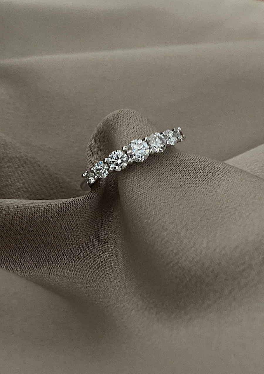 MACARENA 18K gold 7 graduated diamonds half eternity ring.