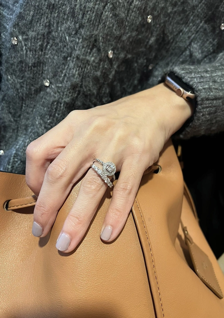 Anel meia aliança MACARENA em ouro 18K e 7 diamantes.