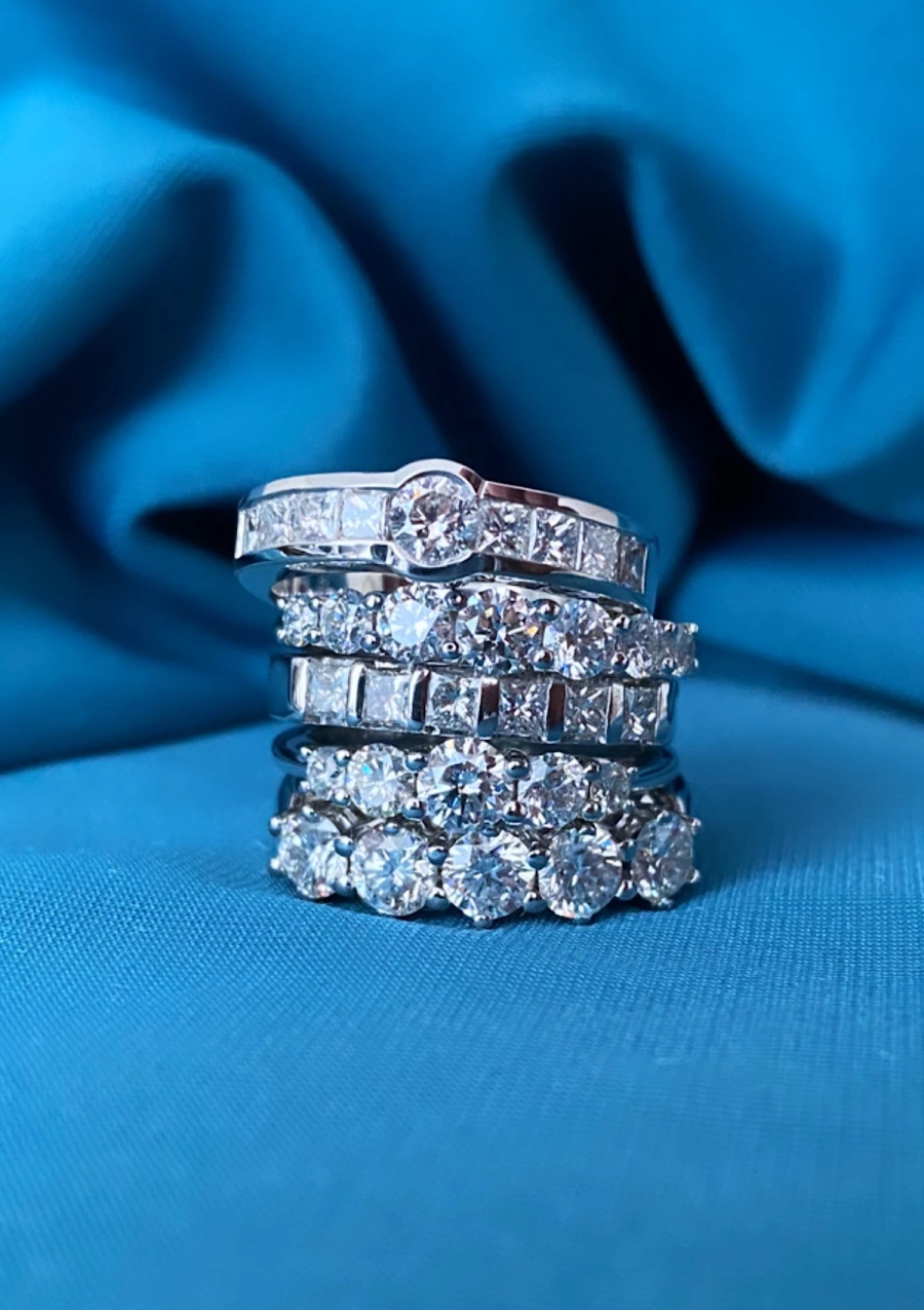 Bague demi alliance MACARENA en or 18K et diamants.