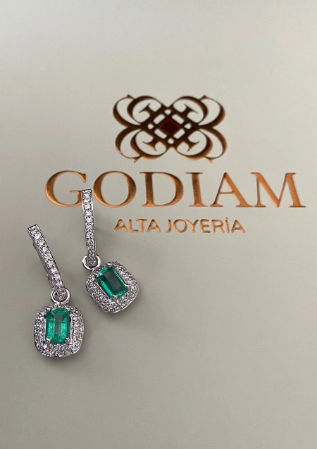 COVADONGA 18K white gold diamonds and emeralds earrings.