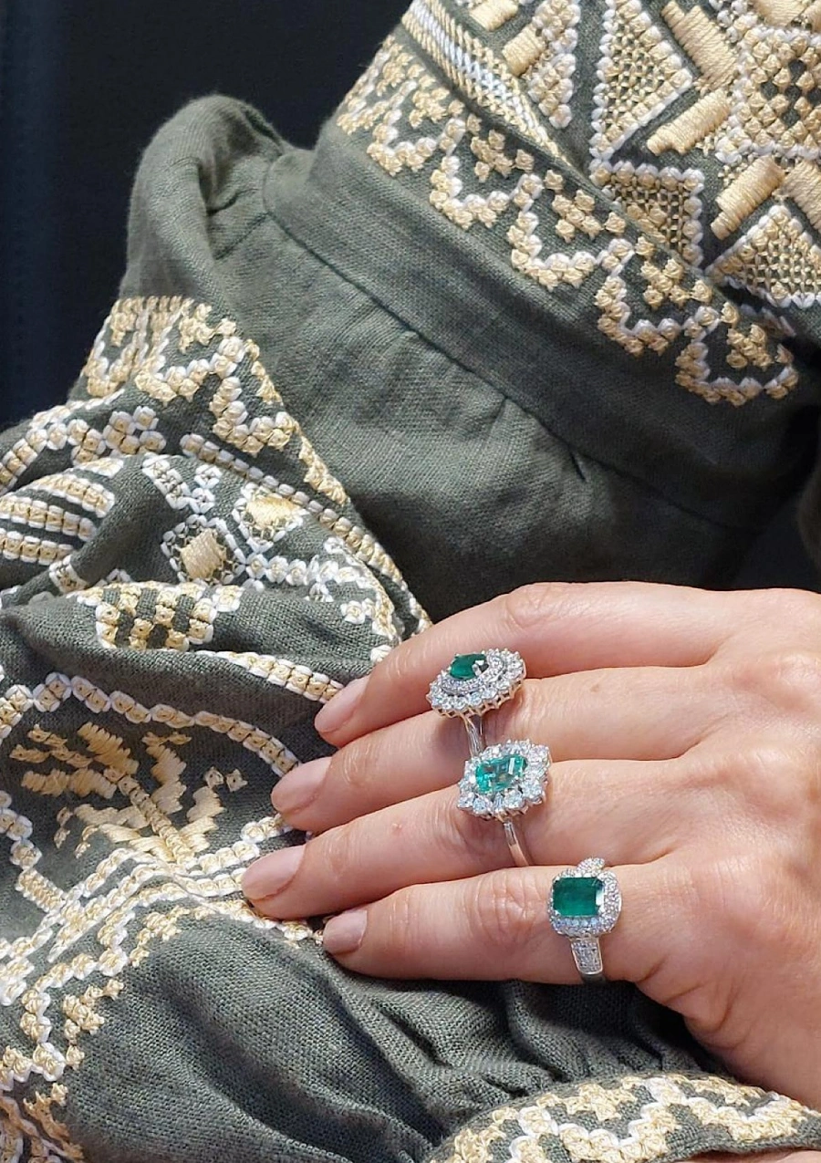 Anel LEBLON em ouro branco 18K com diamantes e esmeralda