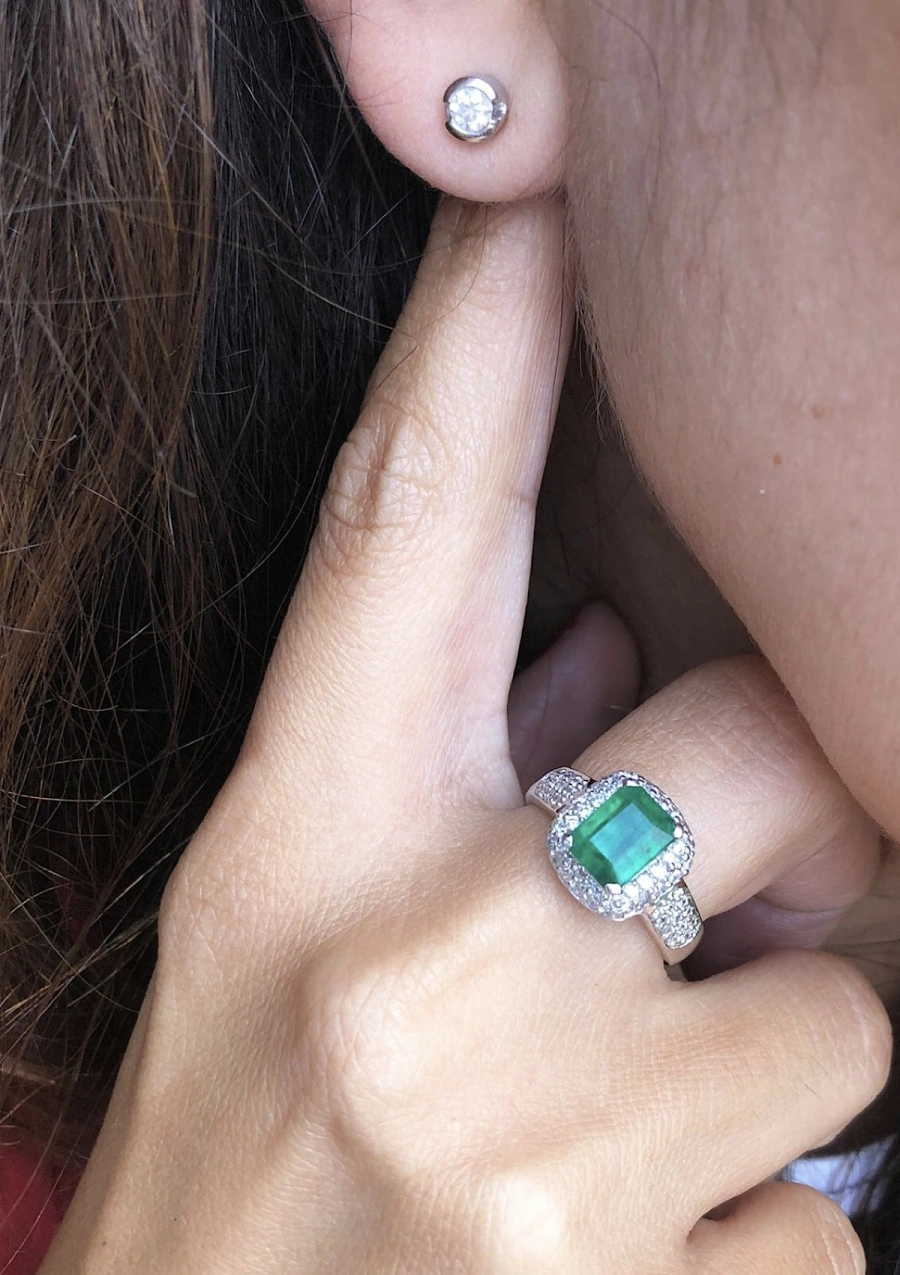 Anel LEBLON em ouro branco 18K com diamantes e esmeralda