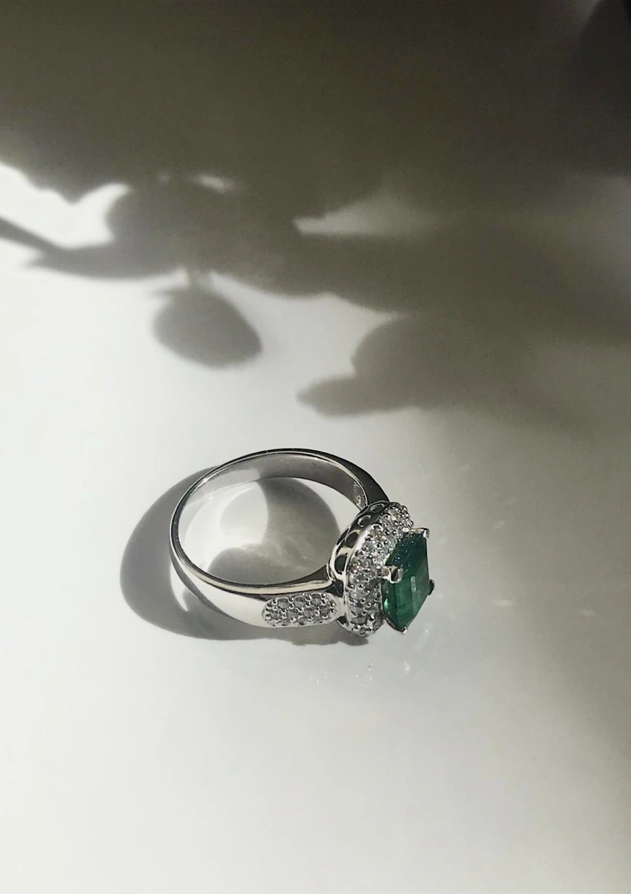 Anel LEBLON em ouro branco 18K com diamantes e esmeralda