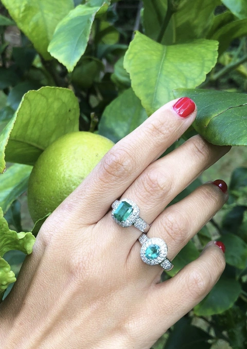 Anel LEBLON em ouro branco 18K com diamantes e esmeralda