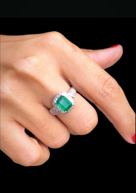 Anel LEBLON em ouro branco 18K com diamantes e esmeralda