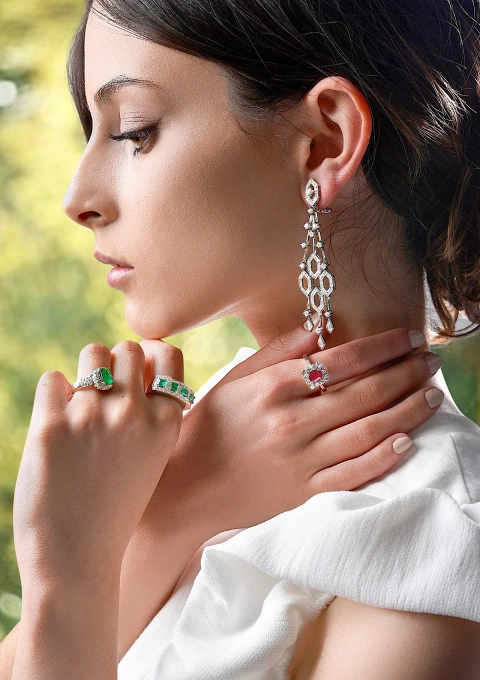 Anel LEBLON em ouro branco 18K com diamantes e esmeralda