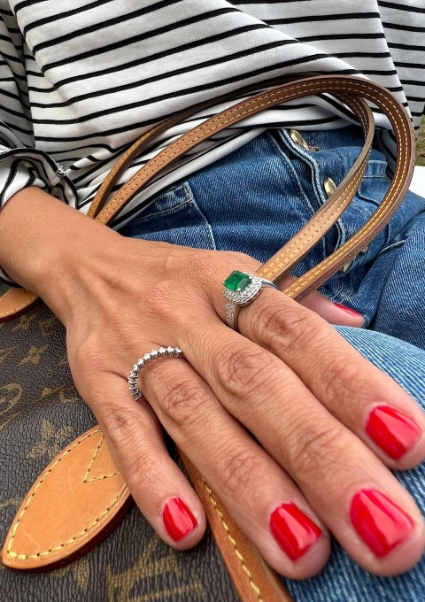 Anel LEBLON em ouro branco 18K com diamantes e esmeralda