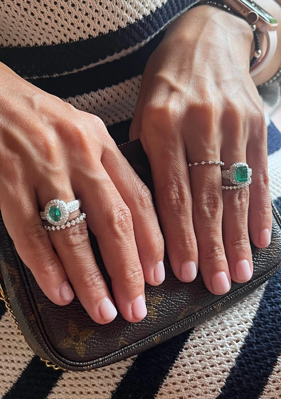 Anel LEBLON em ouro branco 18K com diamantes e esmeralda