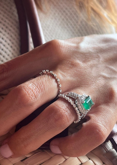 Anel LEBLON em ouro branco 18K com diamantes e esmeralda
