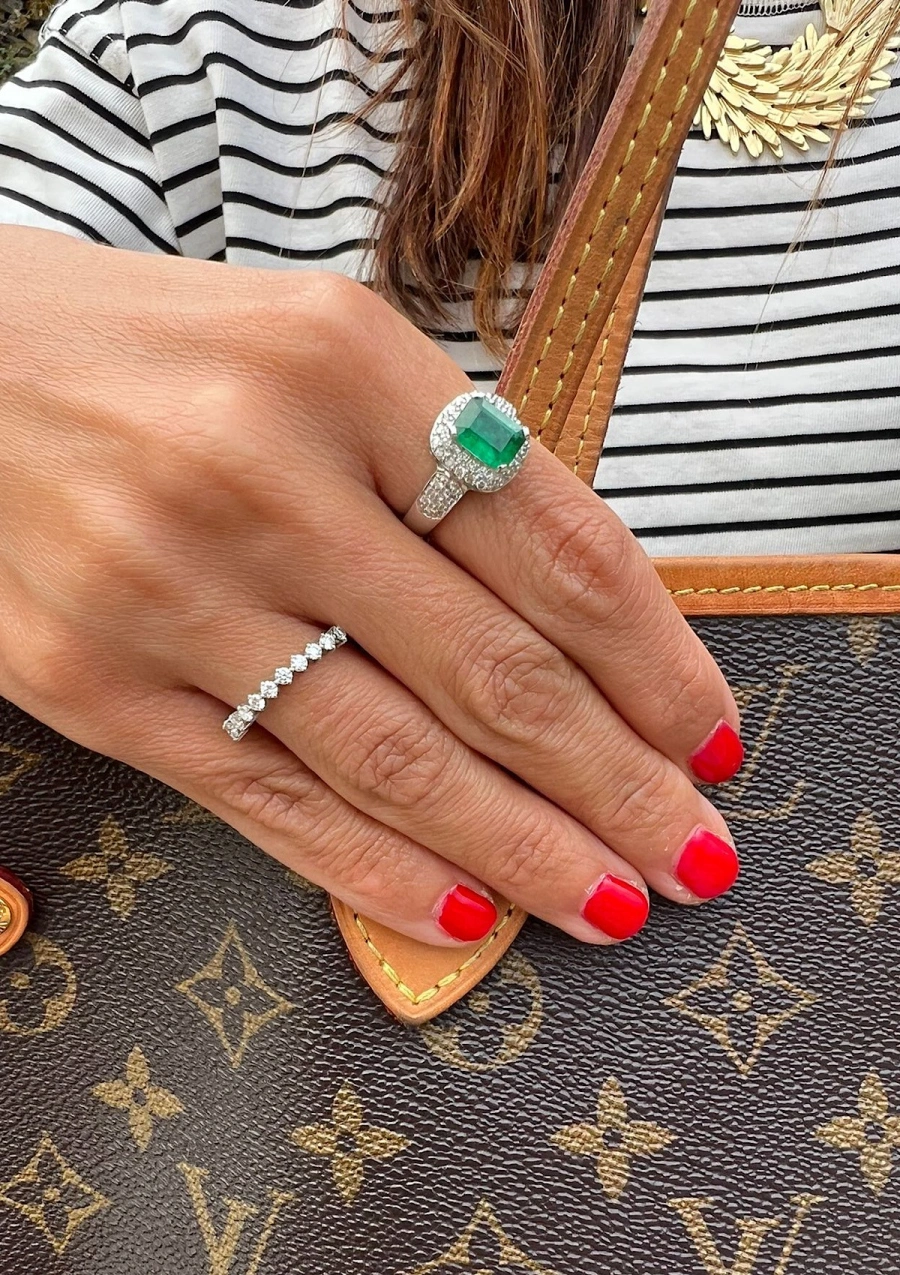 Anel LEBLON em ouro branco 18K com diamantes e esmeralda