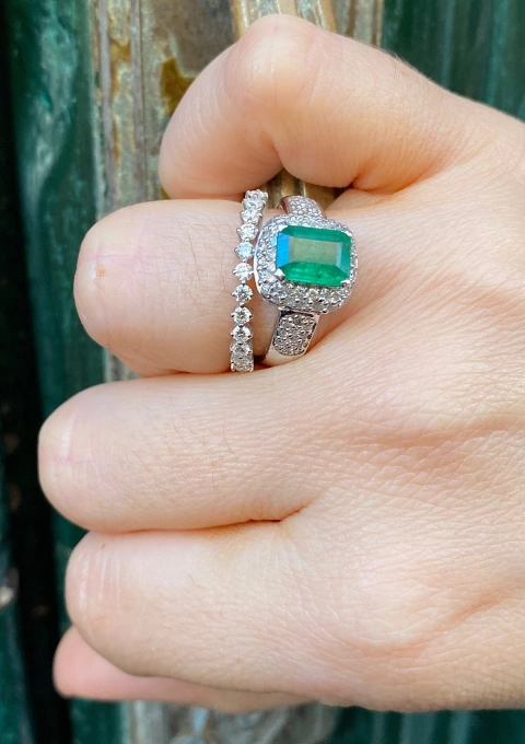 Anel LEBLON em ouro branco 18K com diamantes e esmeralda