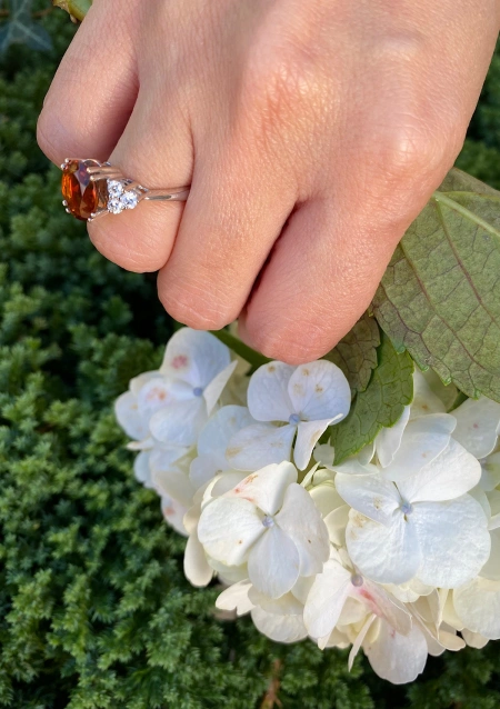 Anillo GALILEA en oro blanco de 18K con diamantes y topacio naranja