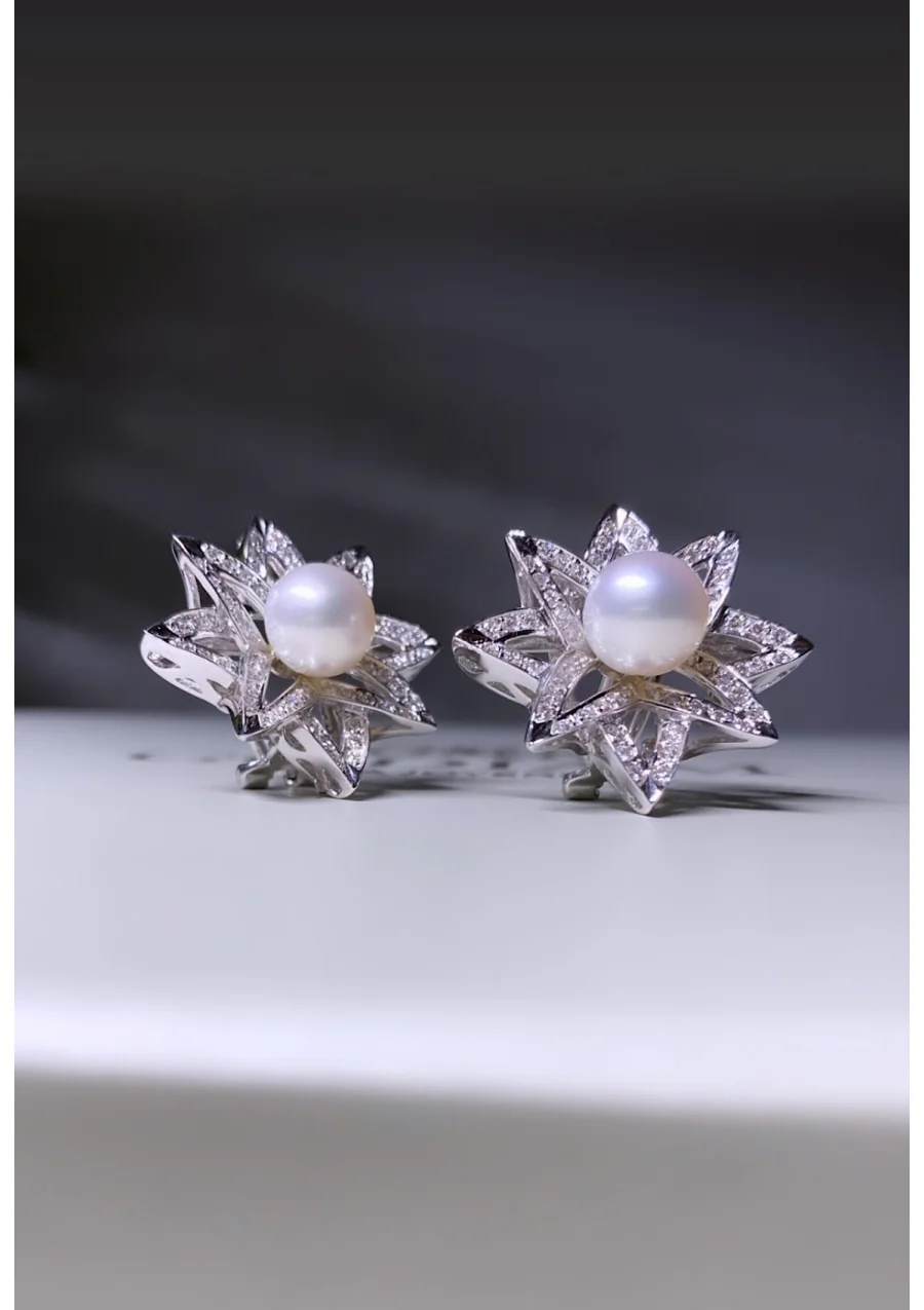 Brincos BIG STAR em ouro branco 18K com diamantes e pérolas.