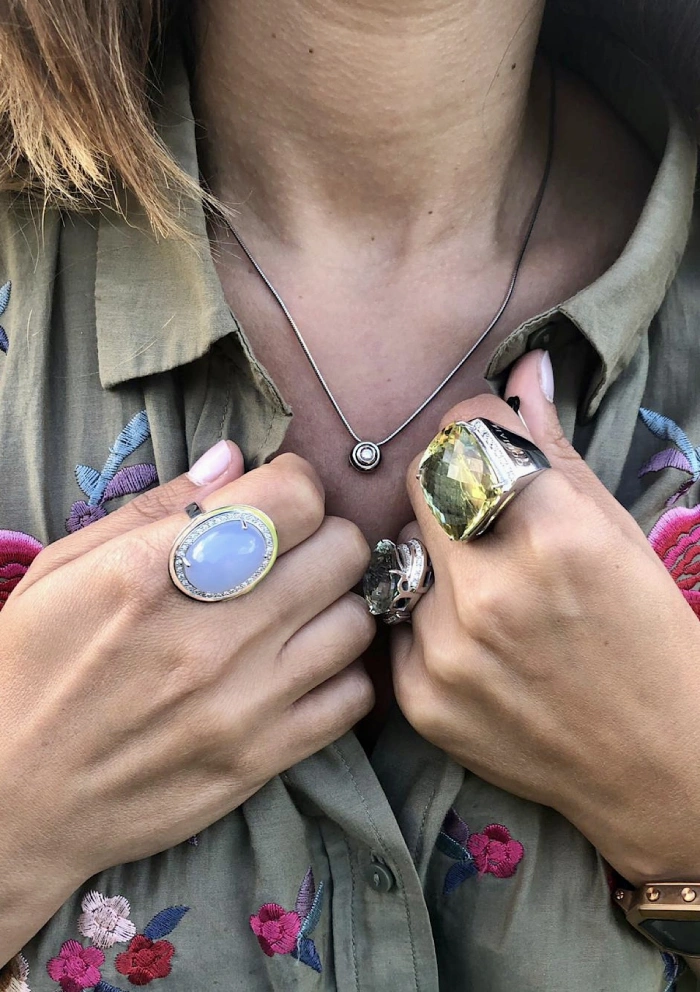 Anel GRACE em ouro branco de 18K com diamantes e calcedônia.