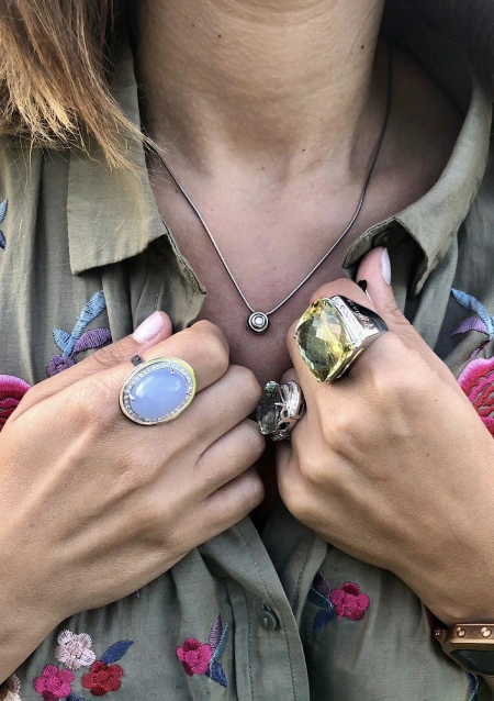 Anel GRACE em ouro branco de 18K com diamantes e calcedônia.