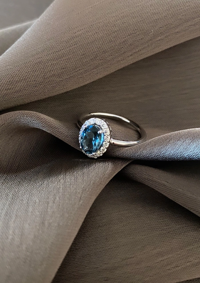 Anillo INDIA en oro blanco de 18K con diamantes y topacio London Blue
