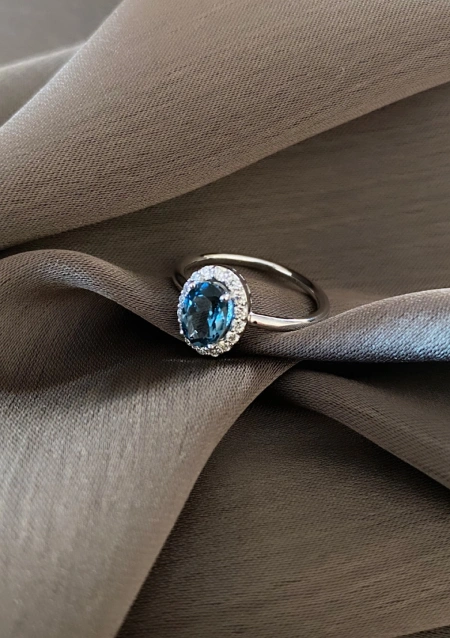 Anillo INDIA en oro blanco de 18K con diamantes y topacio London Blue