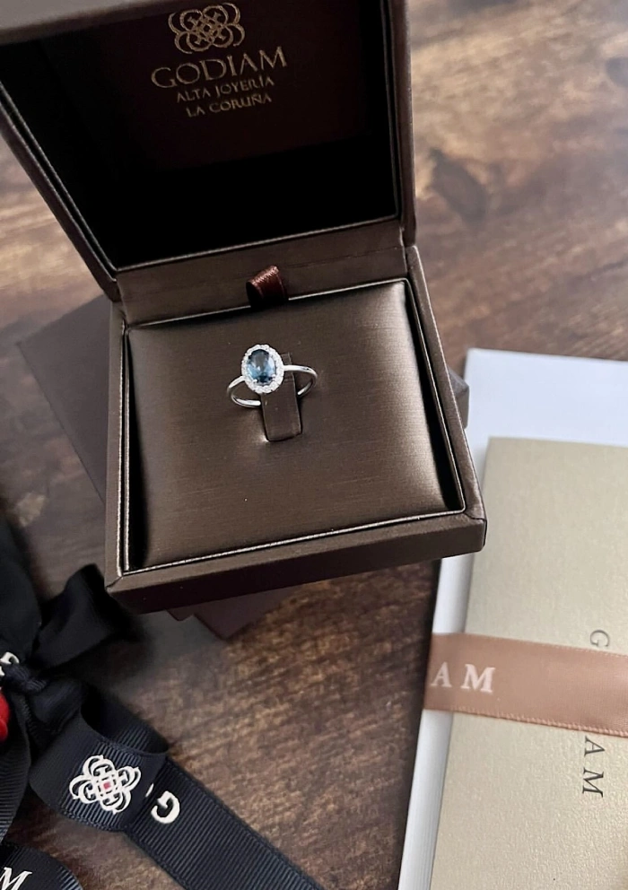 Anillo INDIA en oro blanco de 18K con diamantes y topacio London Blue
